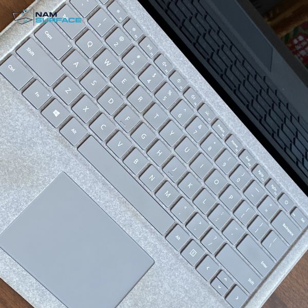 Bàn phím Surface Laptop 2 được bao phủ bởi lớp vải Alcantara cao cấp