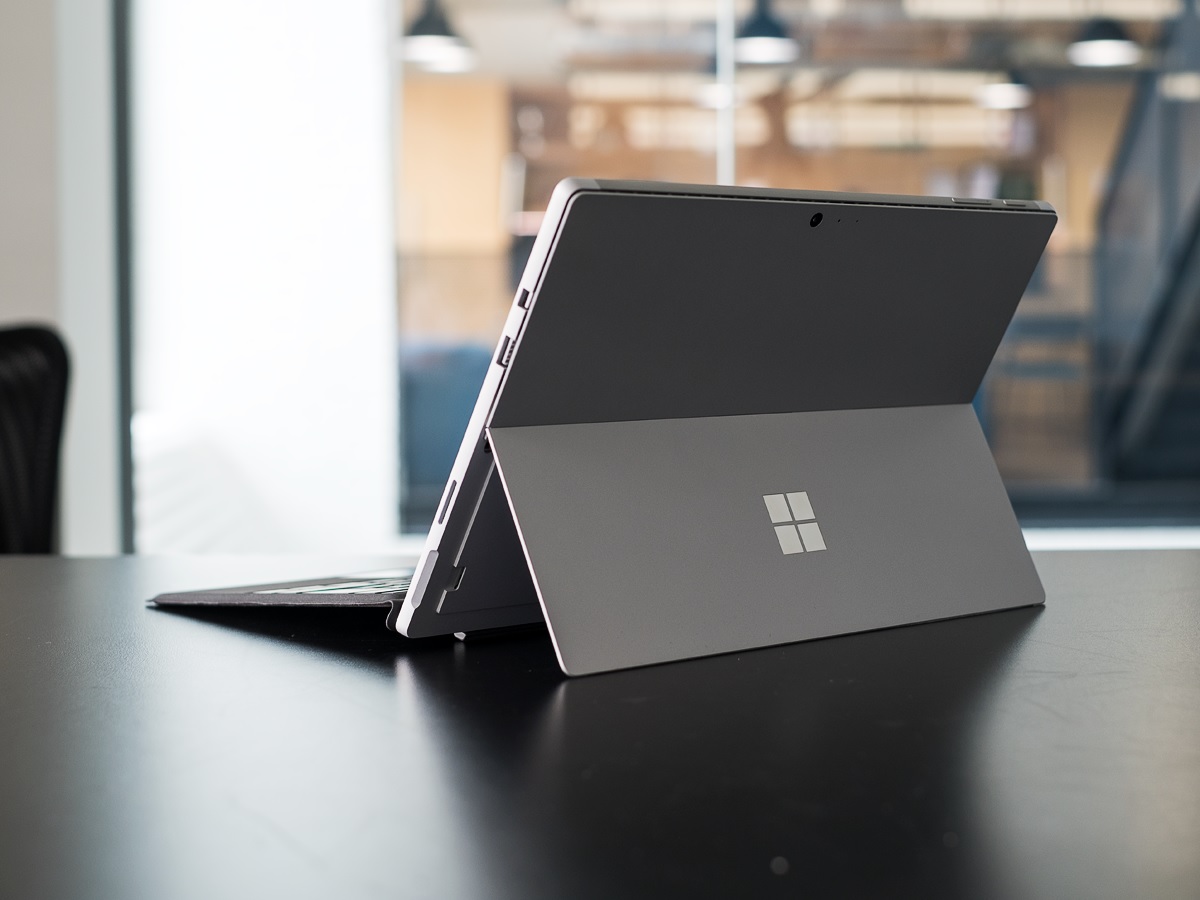 Surface Pro 5 2017 sở hữu thiết kế hiện đại, sang trọng
