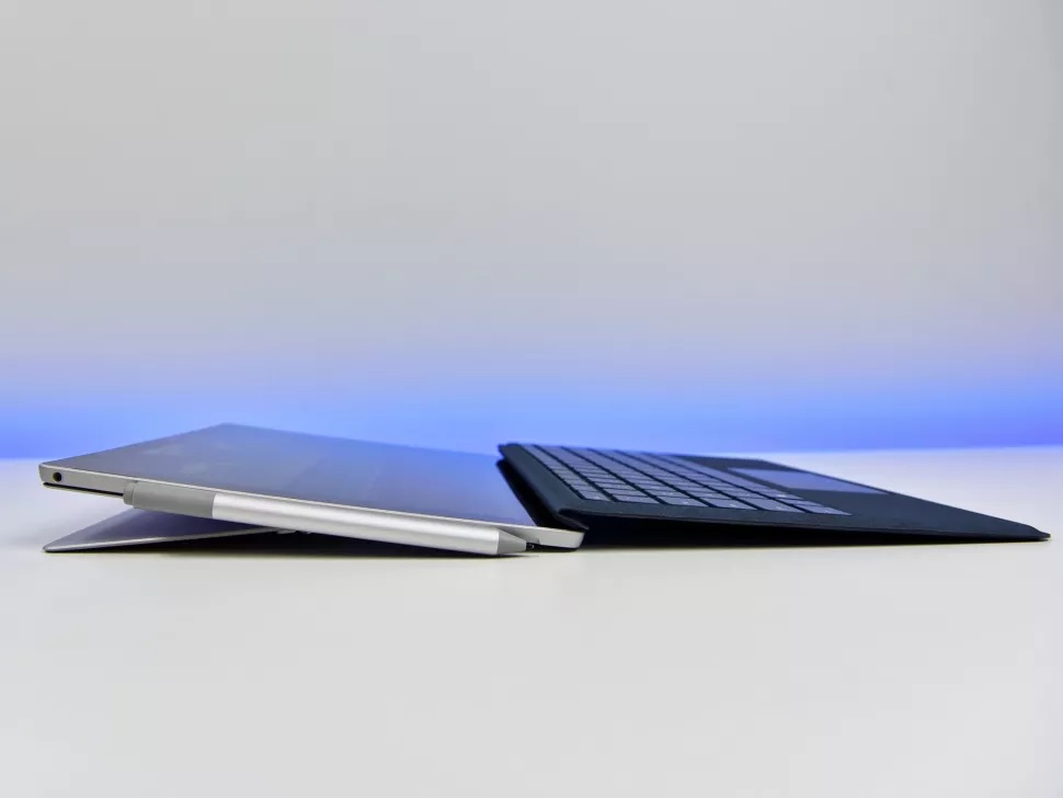Chân máy của Surface Pro 5 được thiết kế với góc nghiêng rộng đến 165 độ